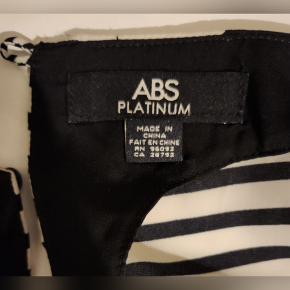 Geometric Design Black and White Blouse - Picture 5 of 6